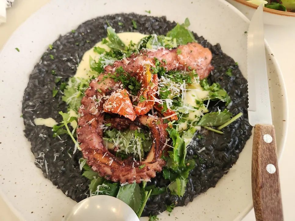 Salad made with fresh vegetables at Eoneu Dal