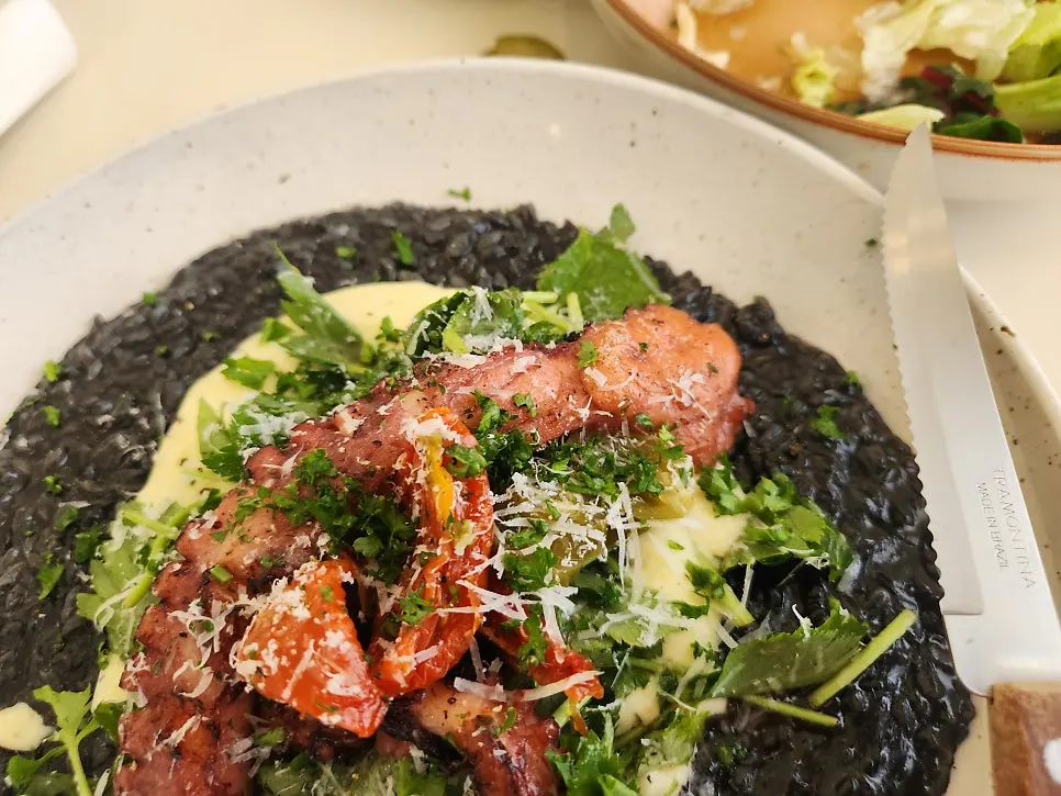 Table setting with Eoneu Dal's octopus ink risotto