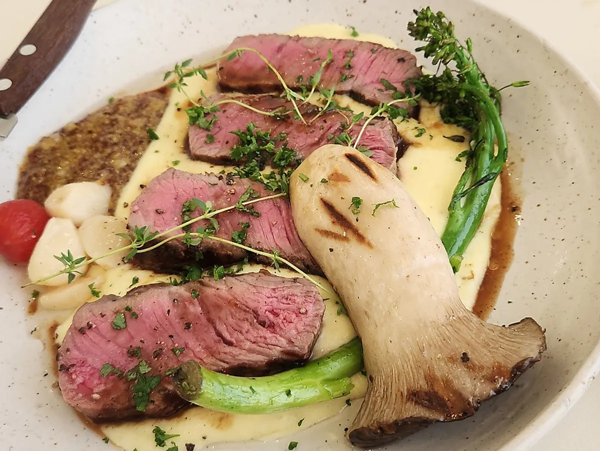 Signature view of Eoneu Dal's beef steak