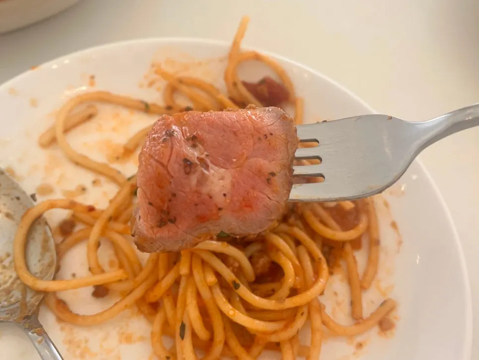 소고기 카르파초를 곁들인 토마토 파스타