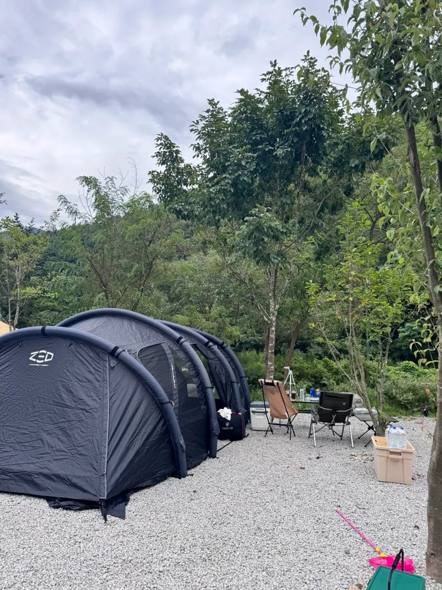 Full view of the tent set up at the B10 site