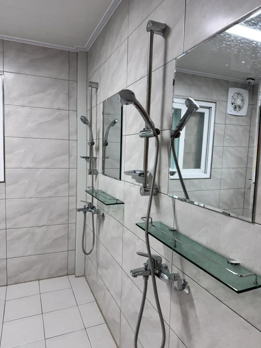 Shower mirror and floor free of water stains