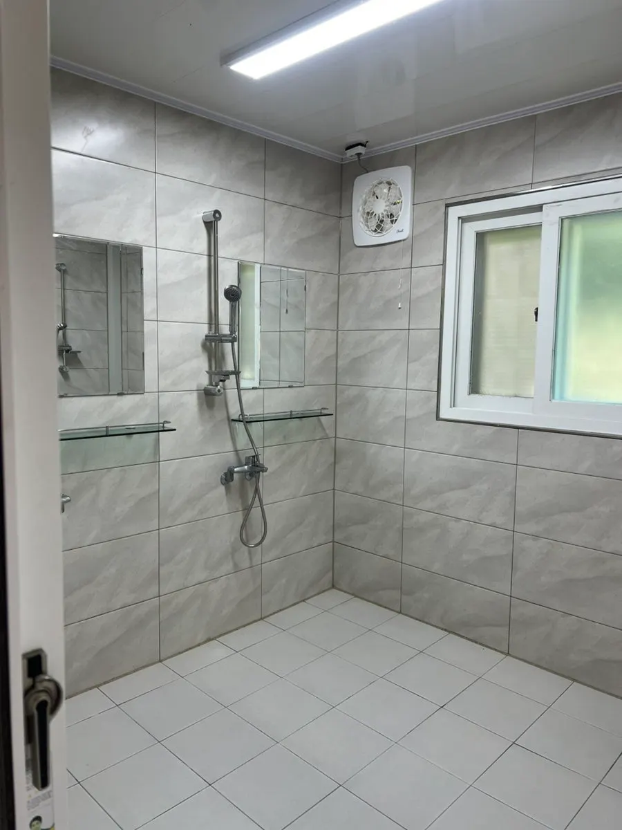 Sink area with a microwave and electric kettle