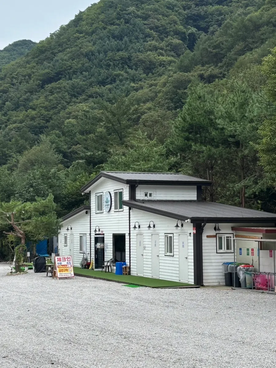 Campground scenery beside Damteo Valley