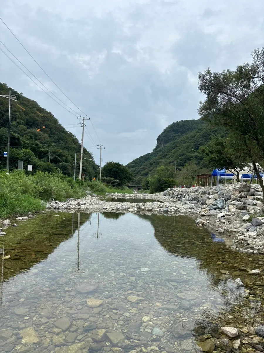 Platform picnic zone in front of Damteo Valley
