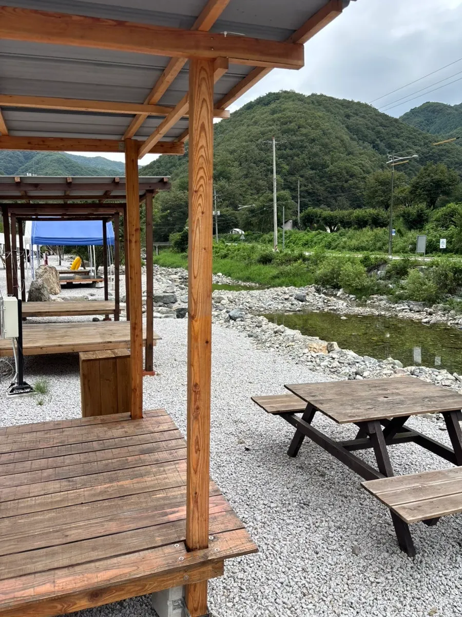 Valley-side platform where cooking is allowed