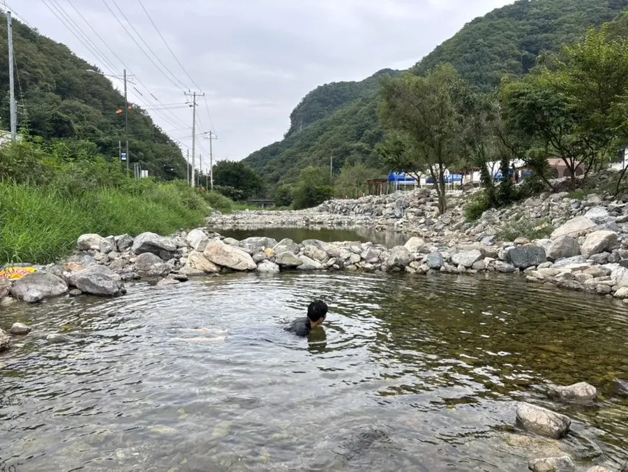 Valley pool for soaking and playing