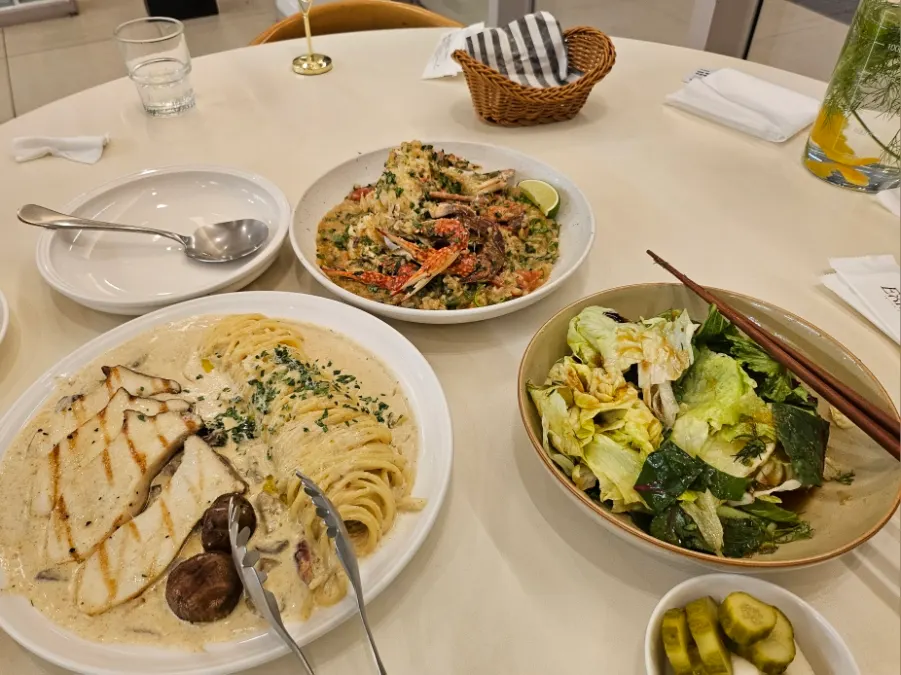 Salad, pasta and risotto spread ordered at Eoneu Dal