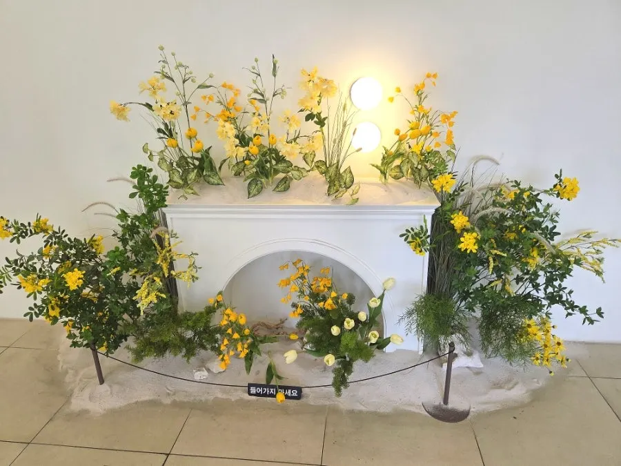Interior of Eoneu Dal decorated with flowers and plants