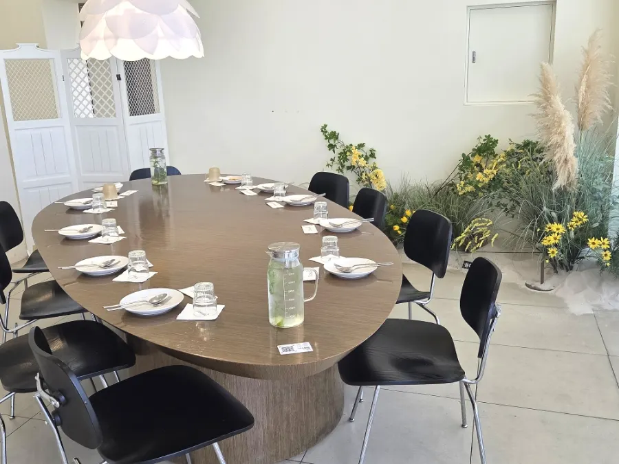 Hidden table seating at Eoneu Dal behind partitions