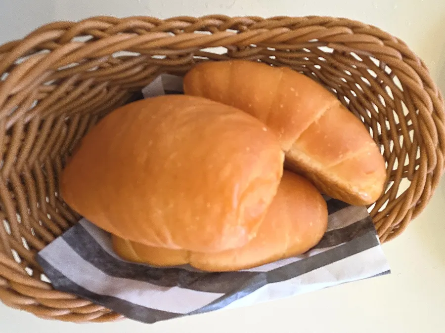 Pre-meal bread being served at Eoneu Dal