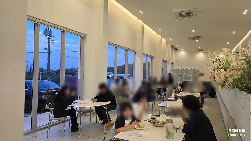 층고 높고 하얀 어느달 내부 홀