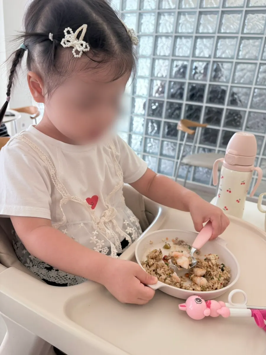 아이와 함께한 어느달 식사 테이블