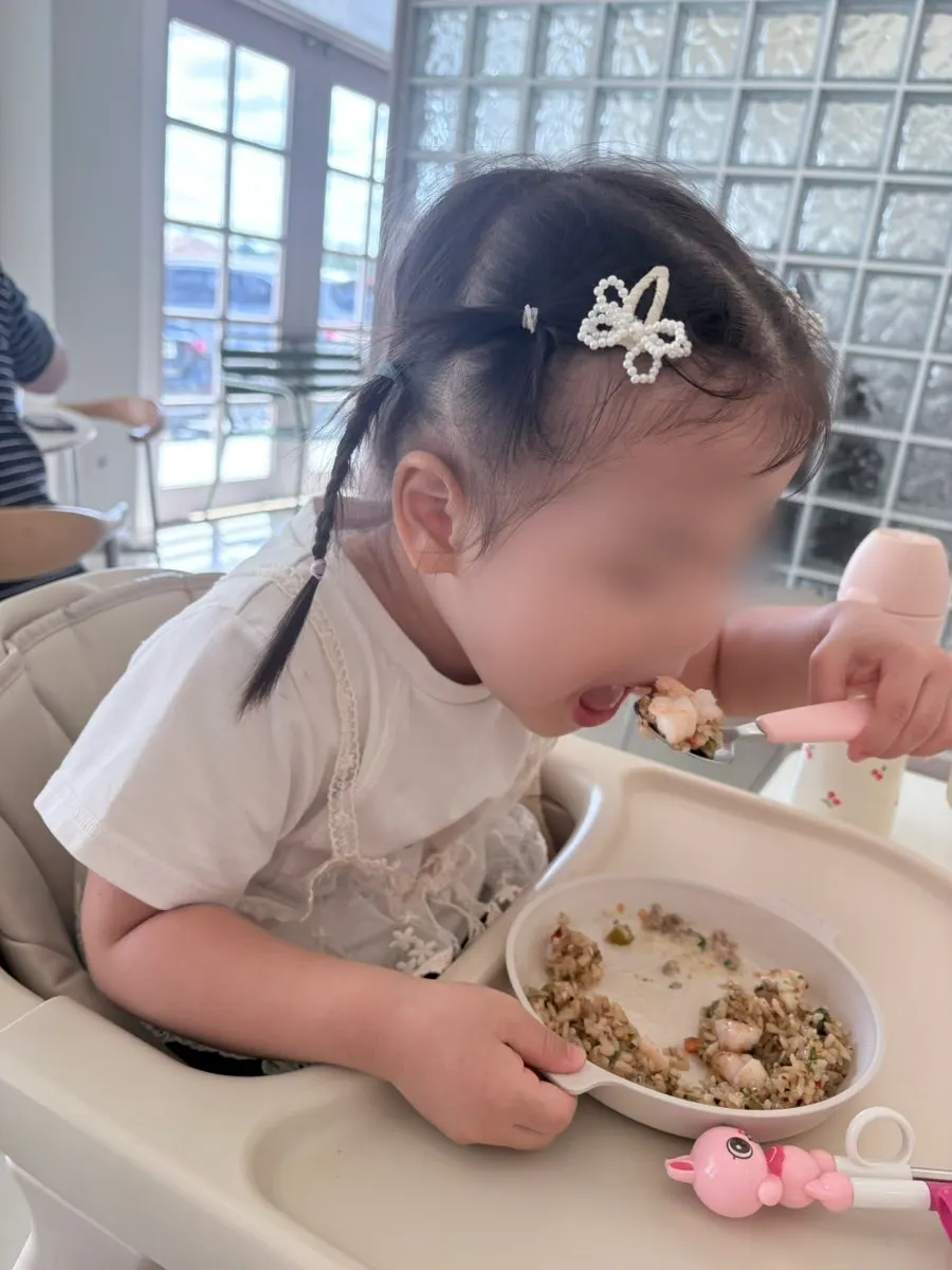 세 가지 메뉴가 차려진 가족 식사 상차림