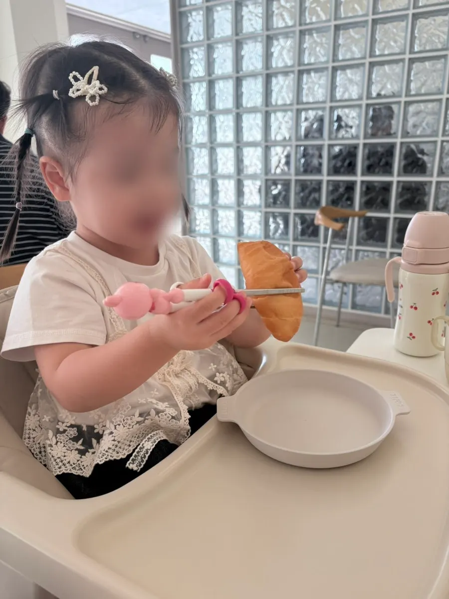 접시에 덜어 놓은 아이 몫의 음식