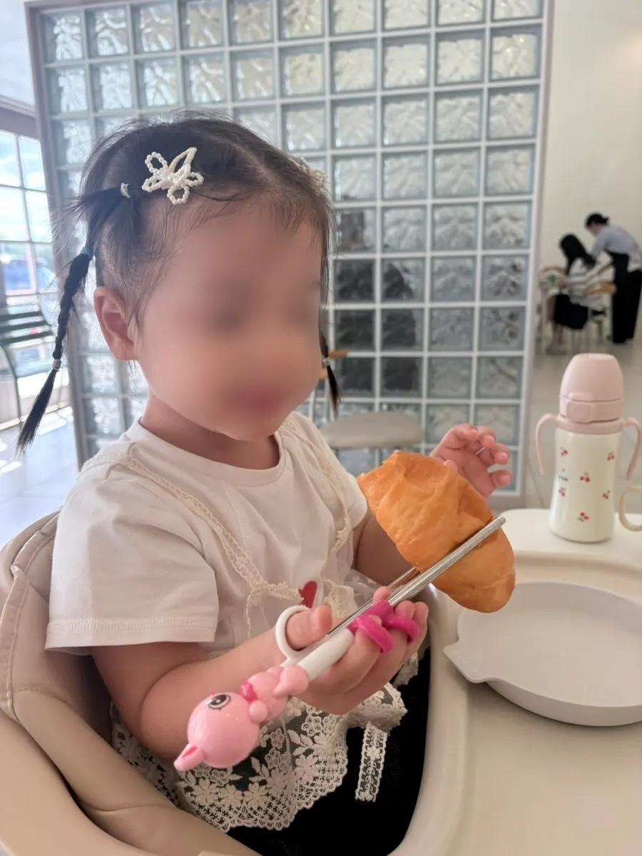 식사 중인 어느달 테이블 풍경