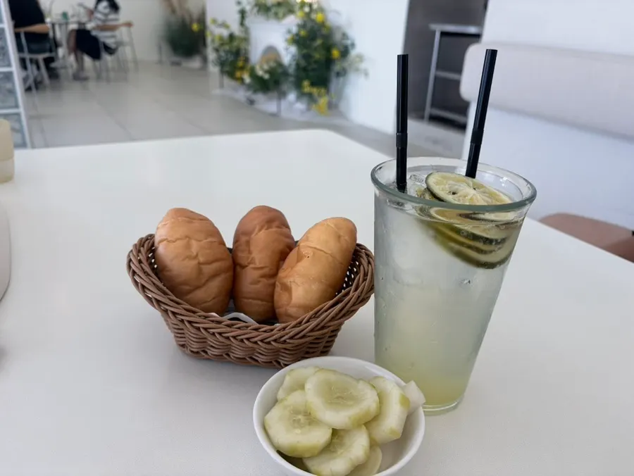 식사를 마친 어느달 마무리 사진