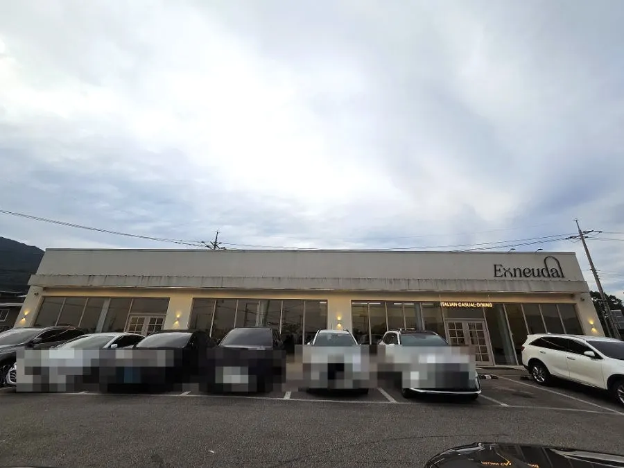 Exterior of Eoneu Dal in Pocheon and its dedicated front parking lot