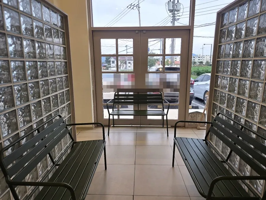 Indoor waiting area at Eoneu Dal