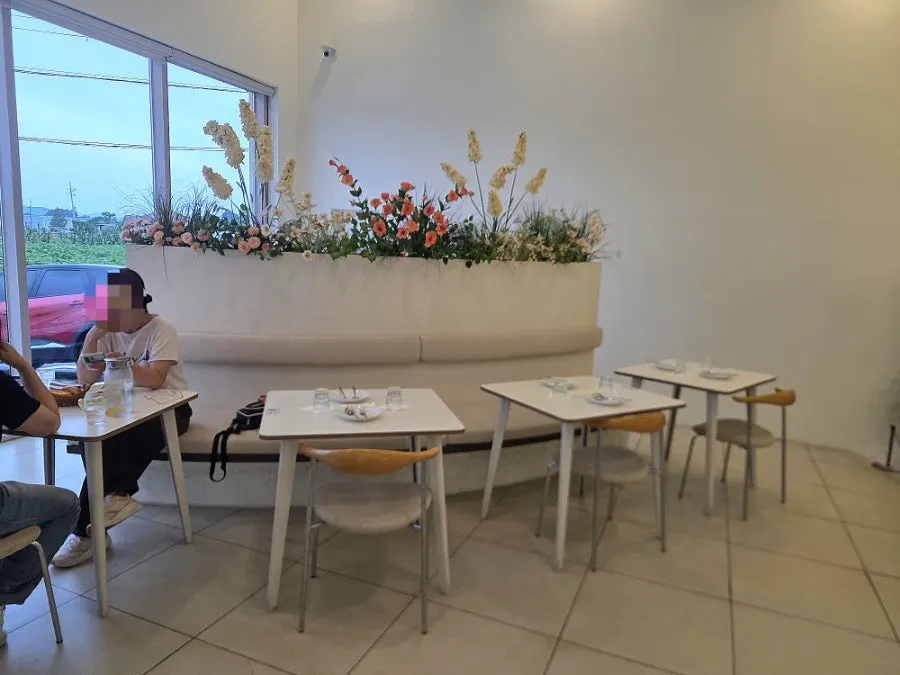 Spaciously arranged tables at Eoneu Dal