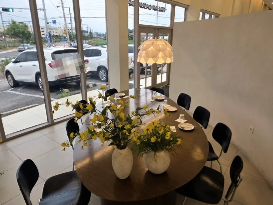 Separated group seating area at Eoneu Dal