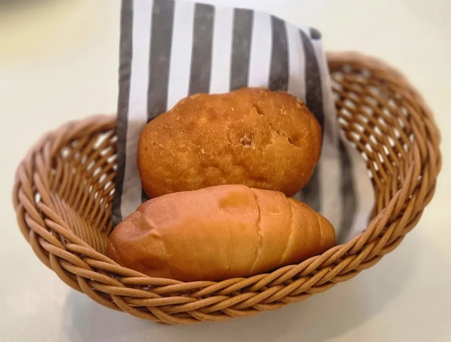 Complimentary pre-meal bread and lemon water at Eoneu Dal