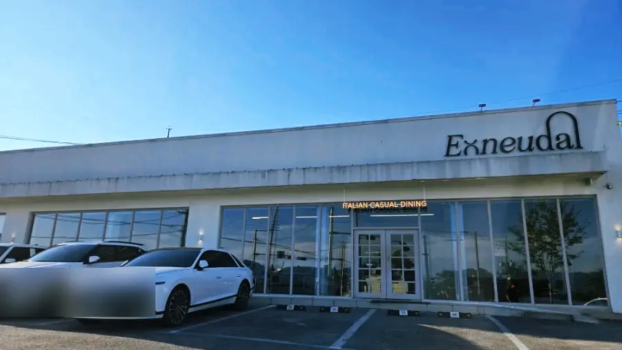 Eoneu Dal's exterior with parking space in front