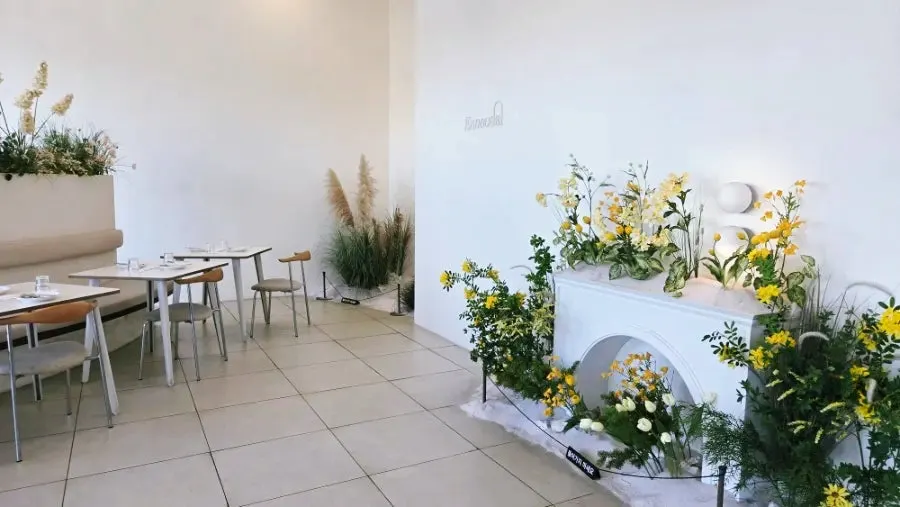Eoneu Dal's dining hall as customers start arriving at 5pm