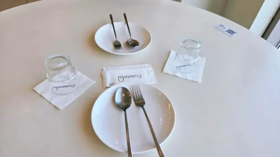 Eoneu Dal's white-toned dining hall