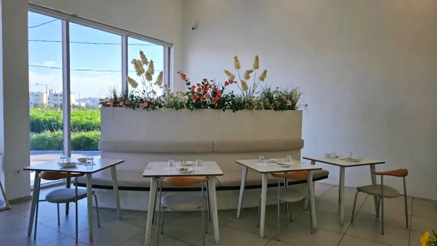 Table layout at Eoneu Dal with generous spacing