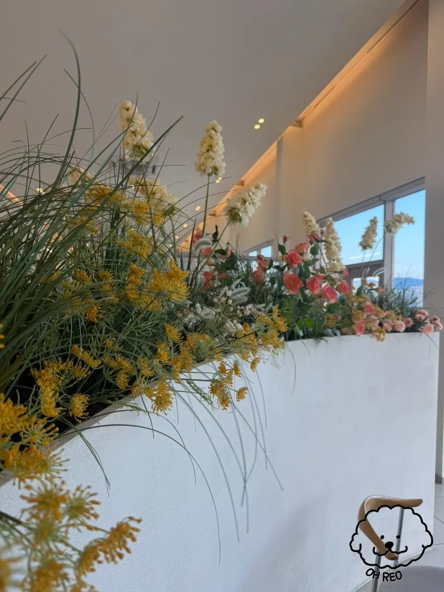 Floral interior at Eoneu Dal
