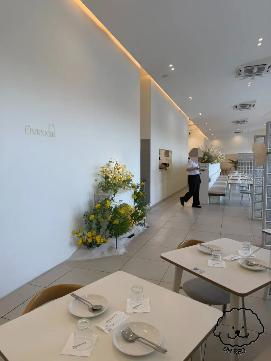 Interior of Eoneu Dal decorated with flowers