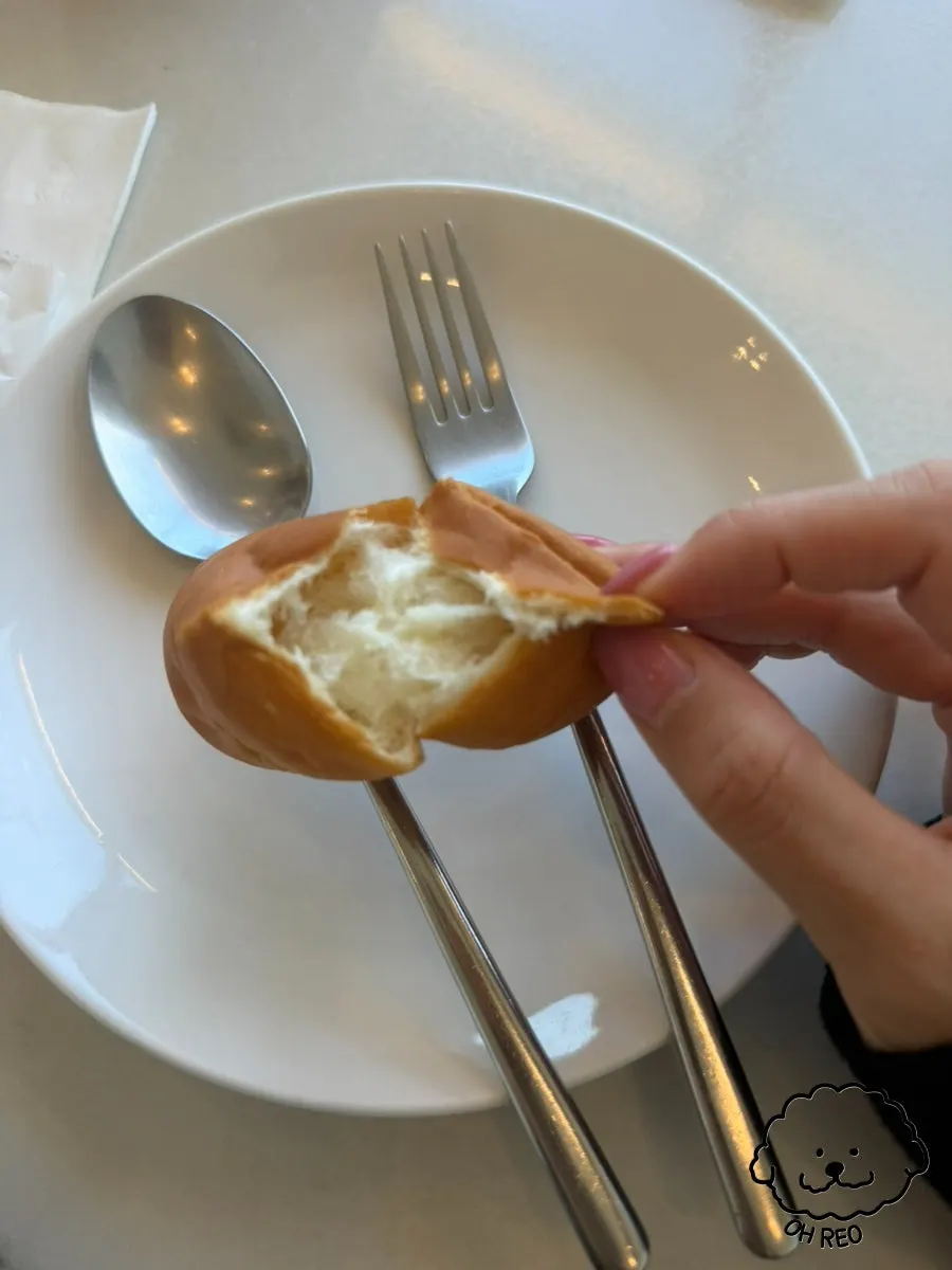 Pre-meal bread and table setting at Eoneu Dal