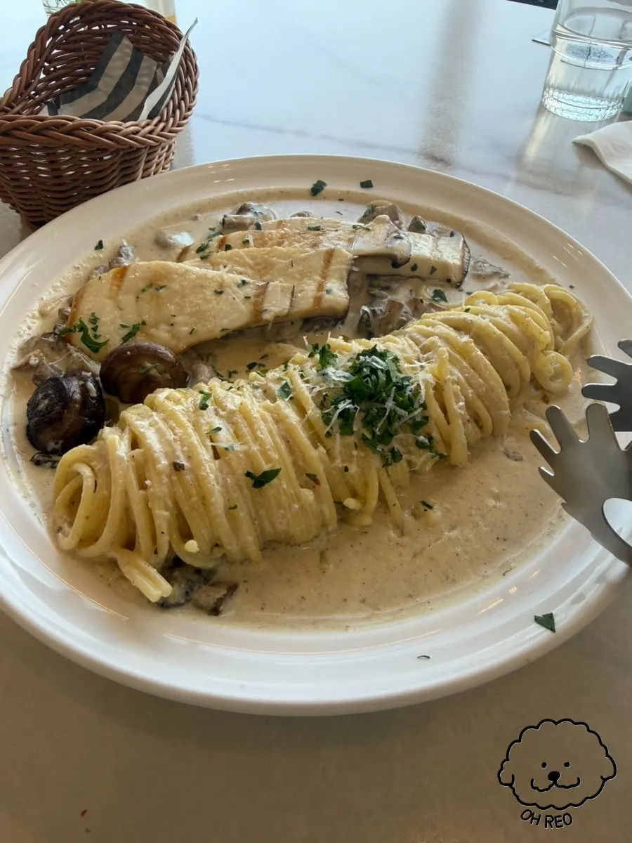 Mushroom cream pasta at Eoneu Dal