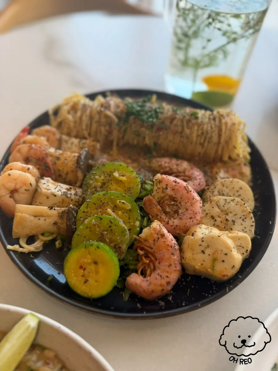 Garlic shrimp pasta with shrimp and zucchini