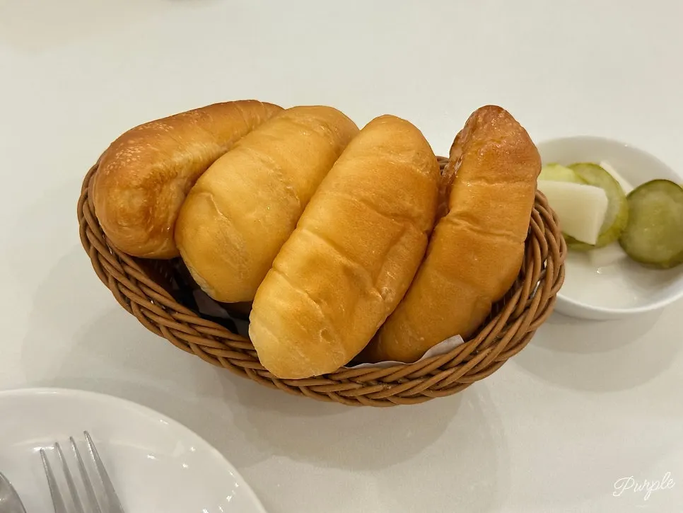 따뜻하게 나온 어느달 식전 빵