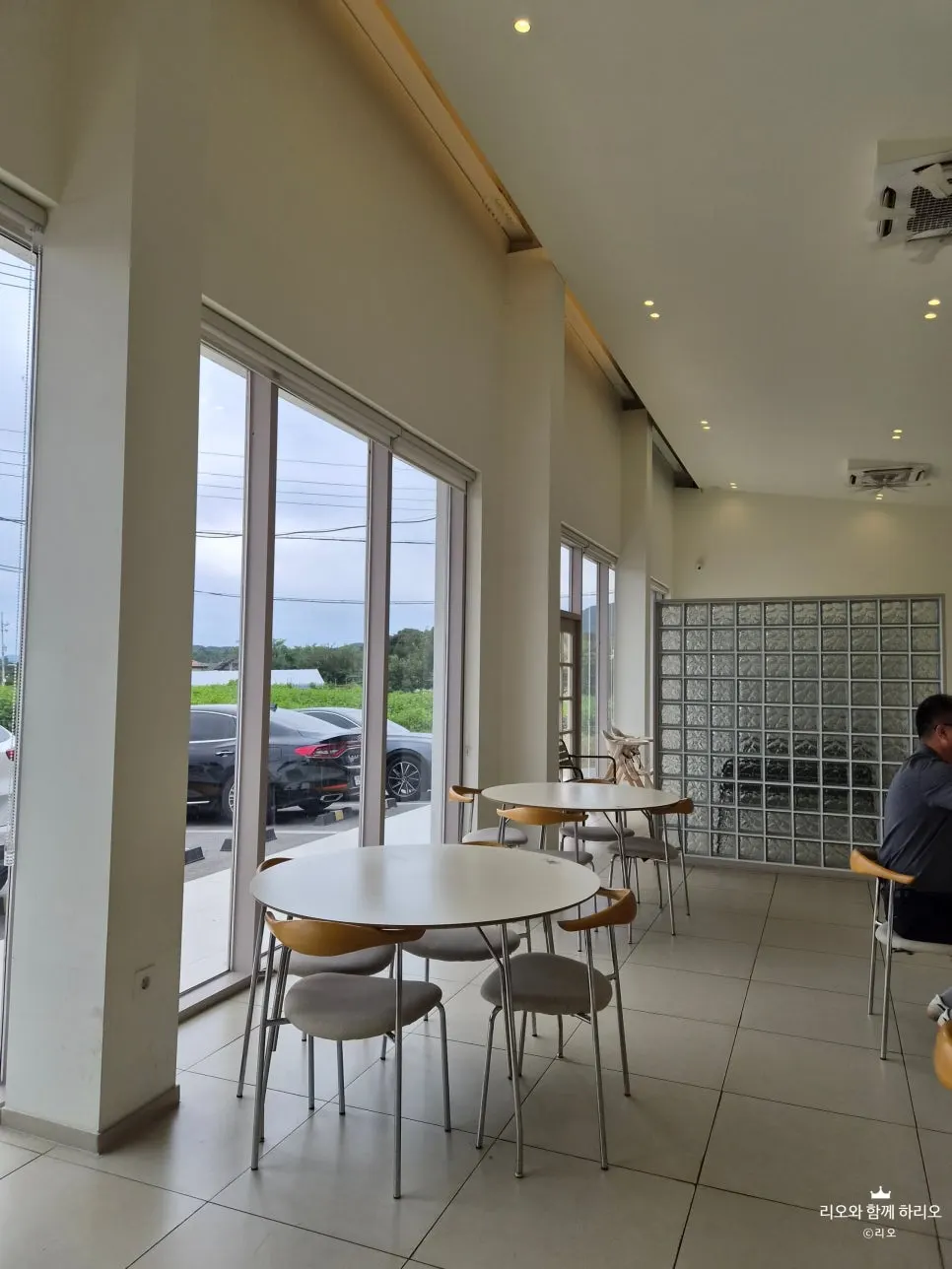 Eoneu Dal dining room in Pocheon with floor-to-ceiling windows