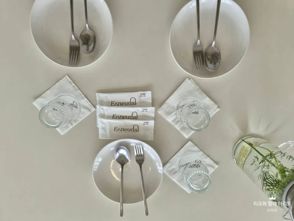 Table set according to the number of diners
