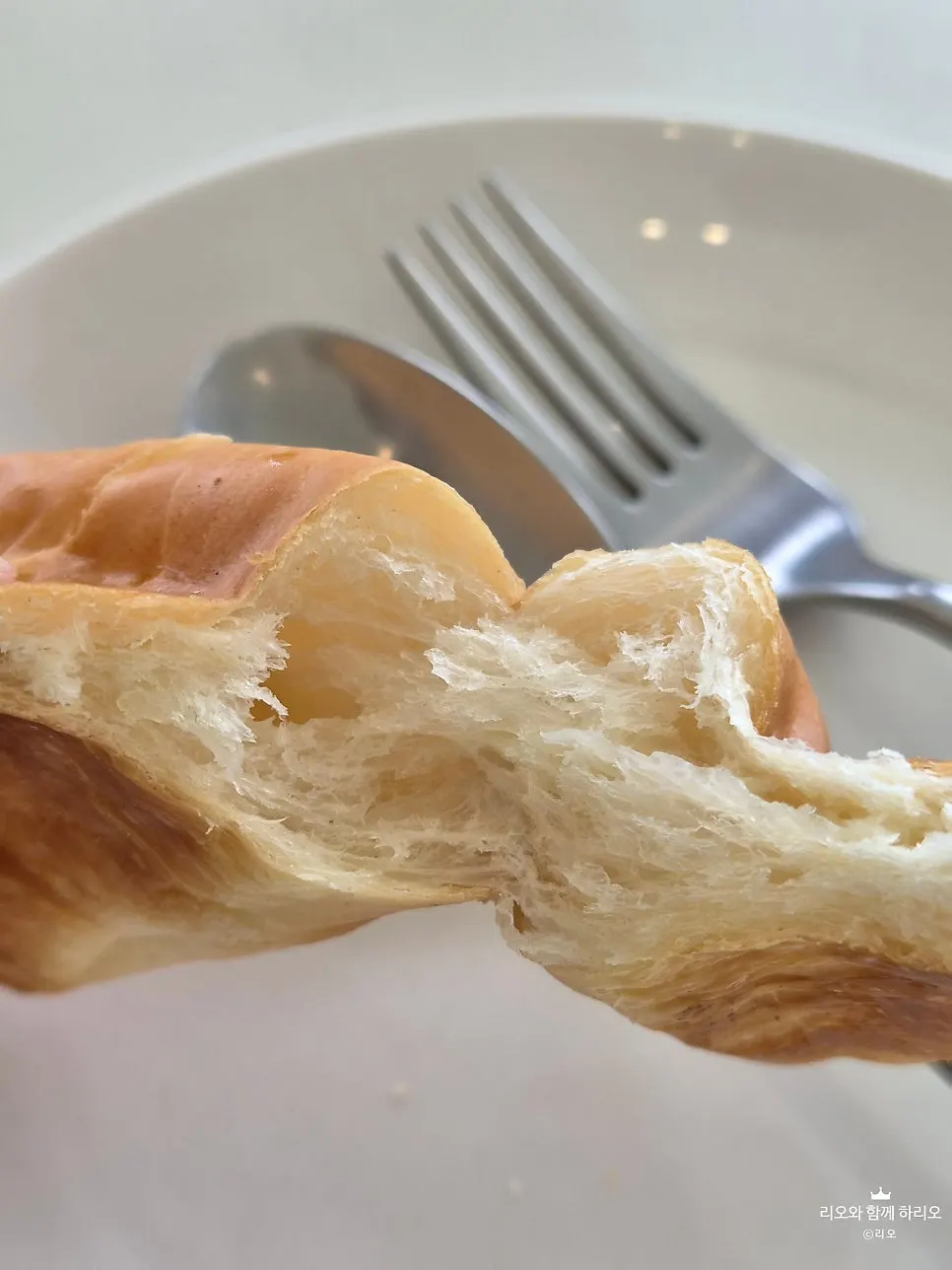 Warm starter bread with a layered texture