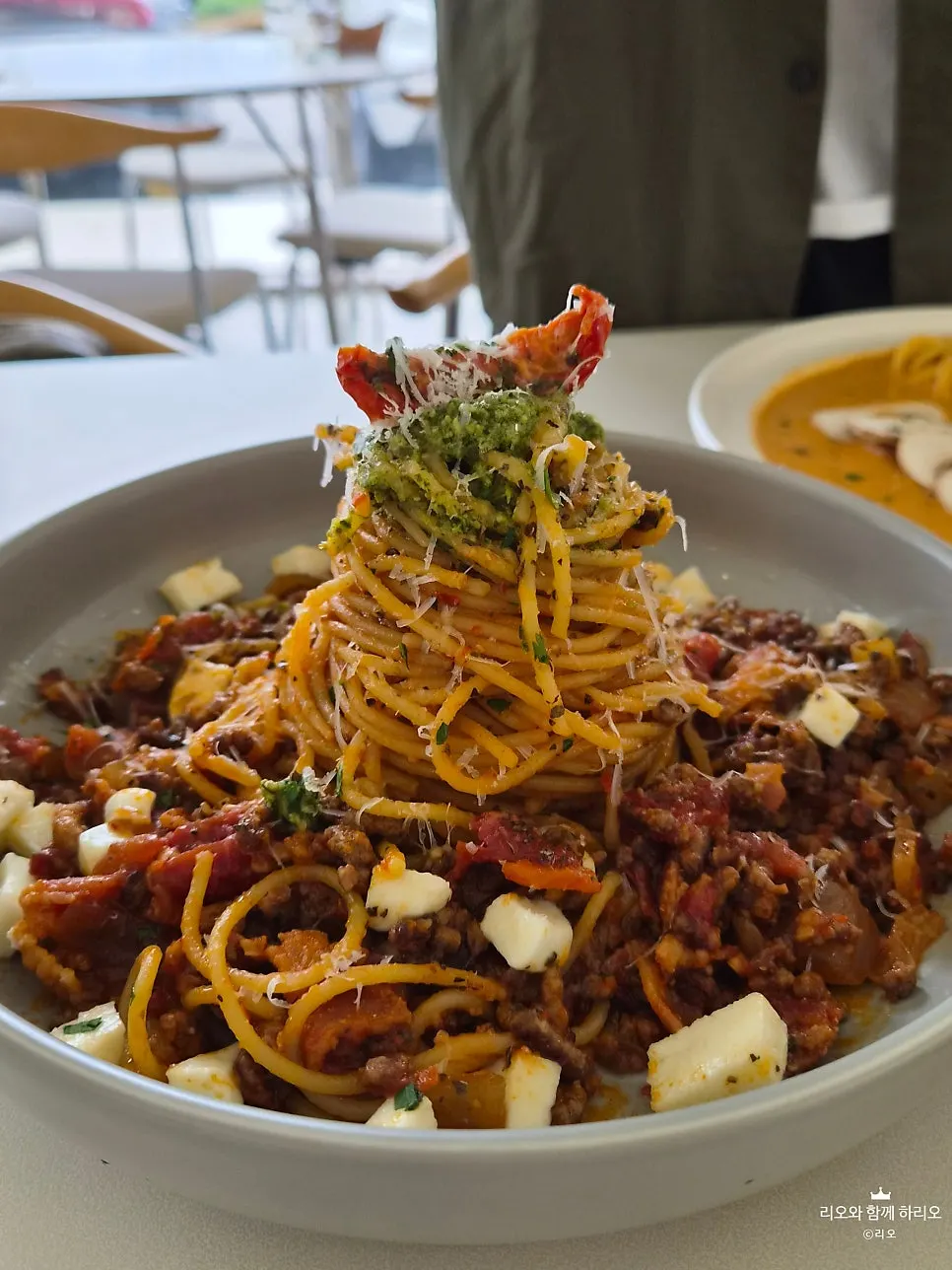 Pasta with basil and tomato aromas