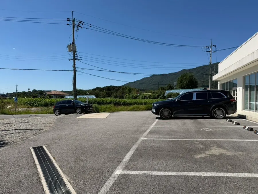 Ground-level parking lot at Eoneu Dal