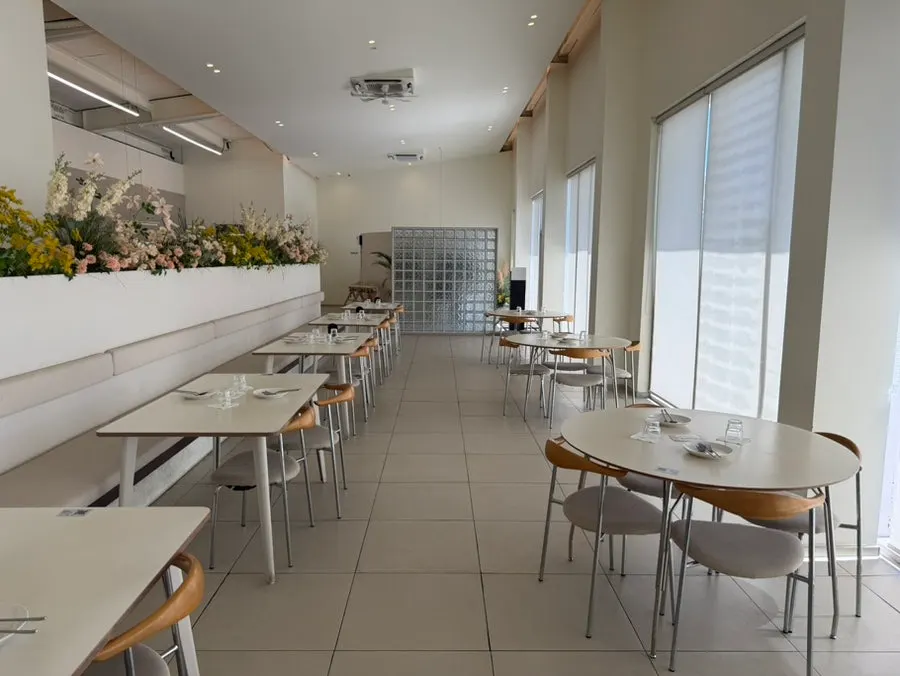 Spacious interior of Eoneu Dal