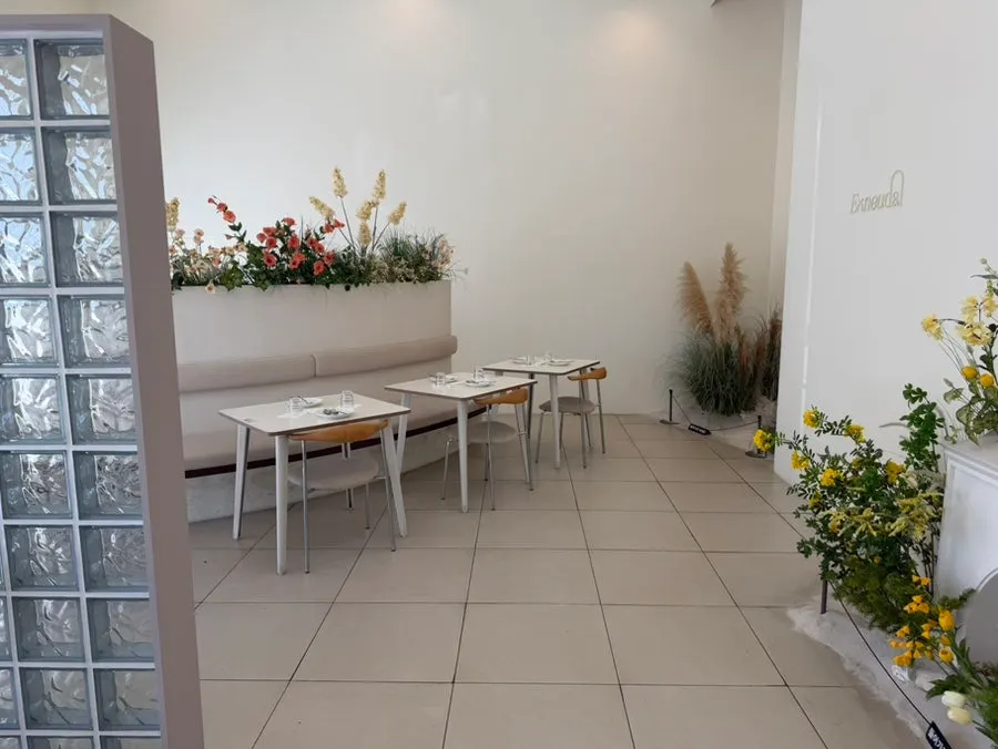 Interior seating at Eoneu Dal