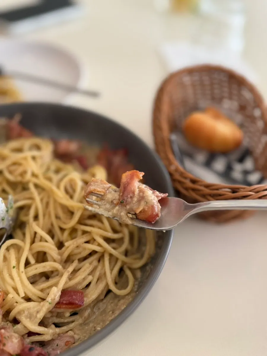 Springy noodles and crisp bacon