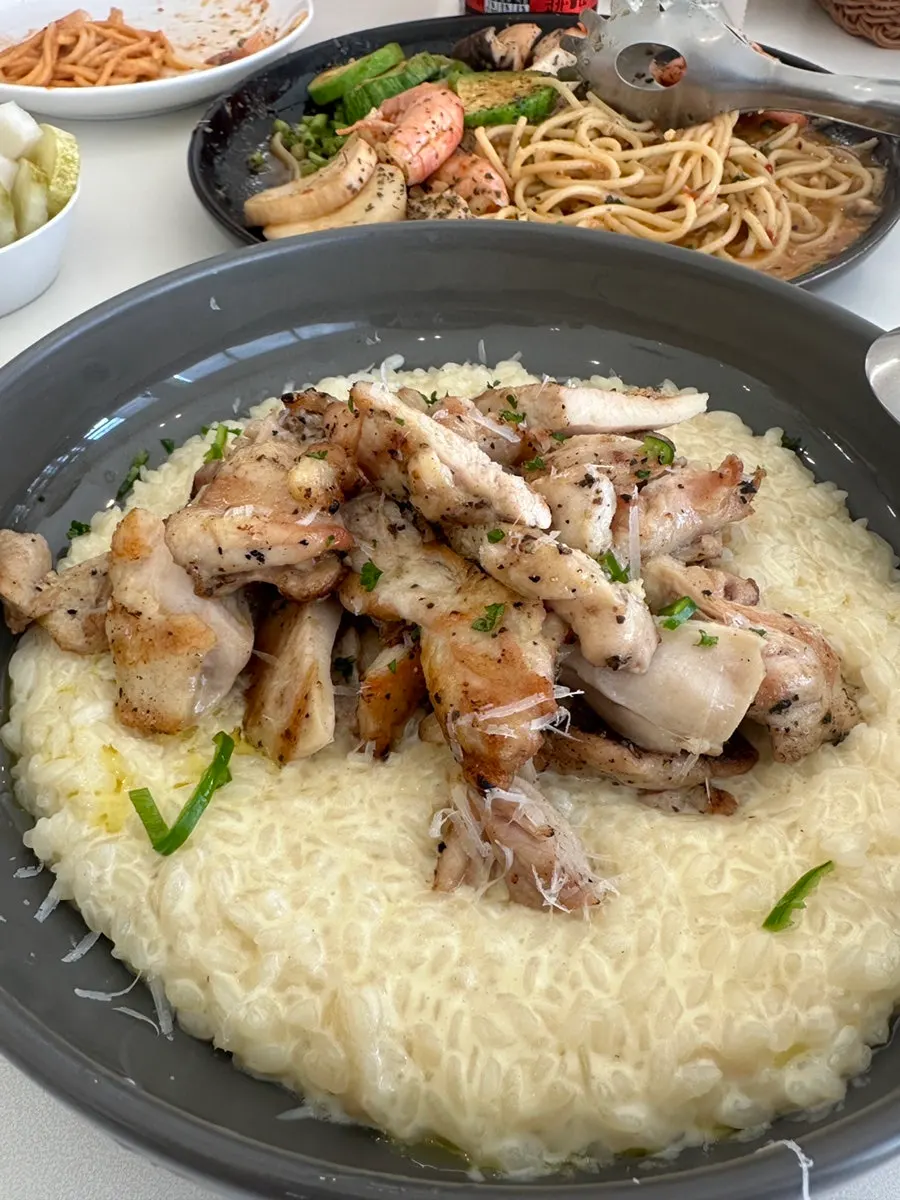 애호박과 버섯을 곁들인 새우 파스타