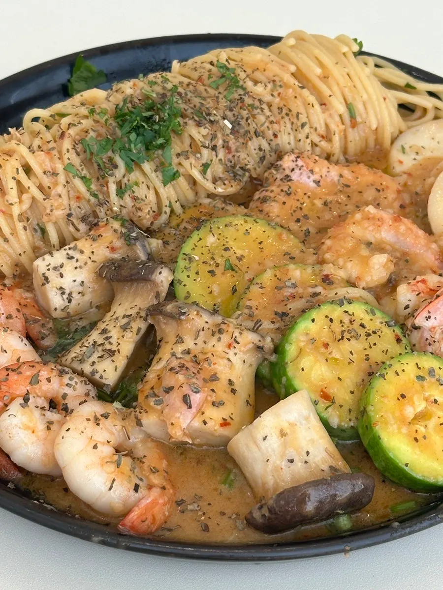 Garlic shrimp pasta with king oyster mushroom and zucchini