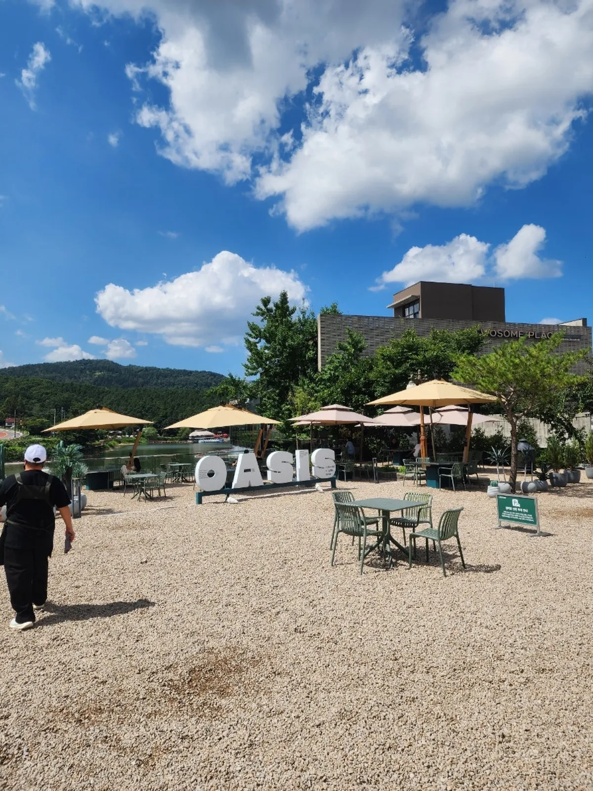 Exterior view of Geurine Oasis café in Pocheon