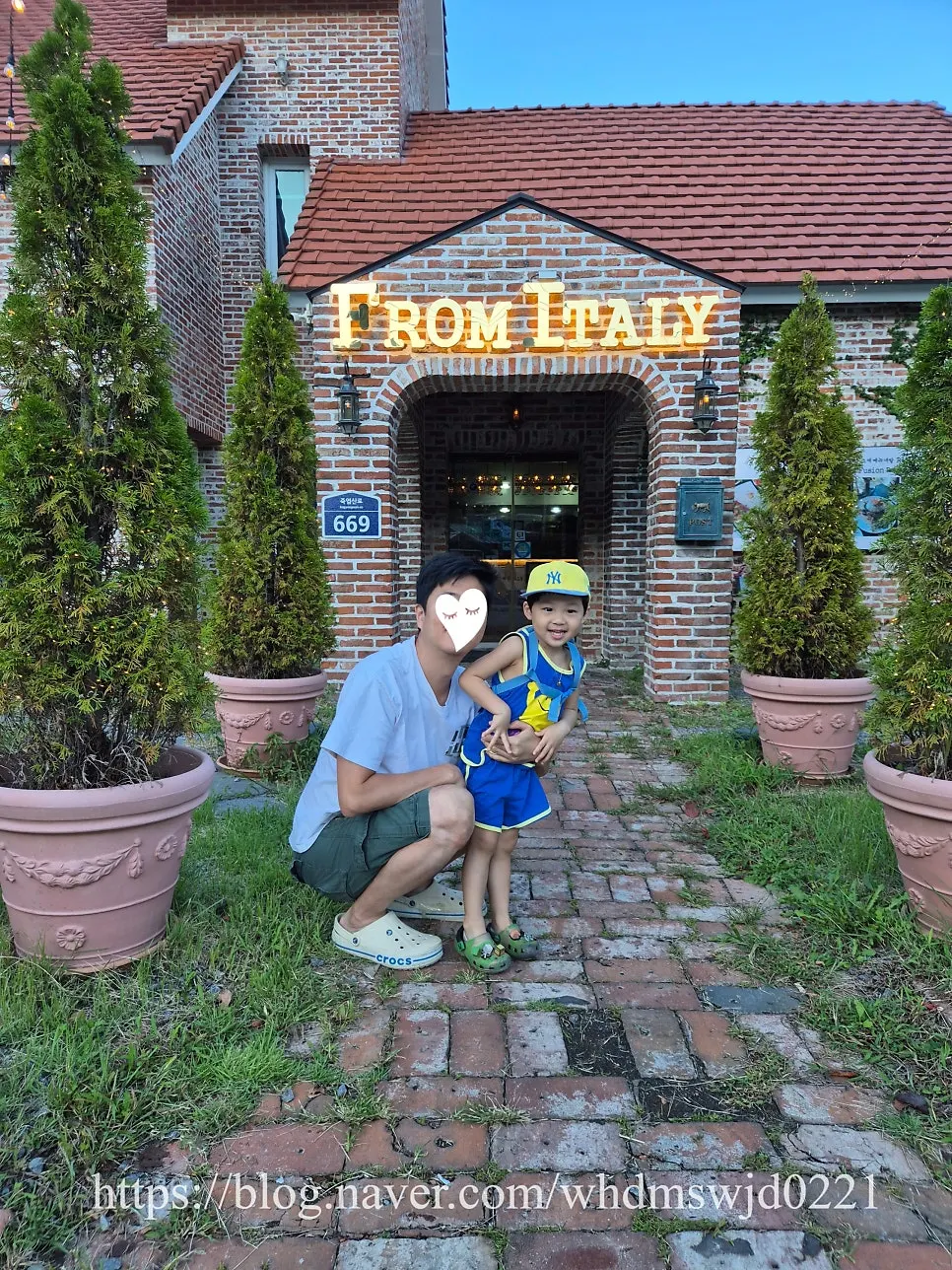 Atmosphere at From Italy