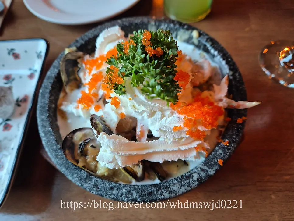 Stone-pot latte pasta topped with whipped cream