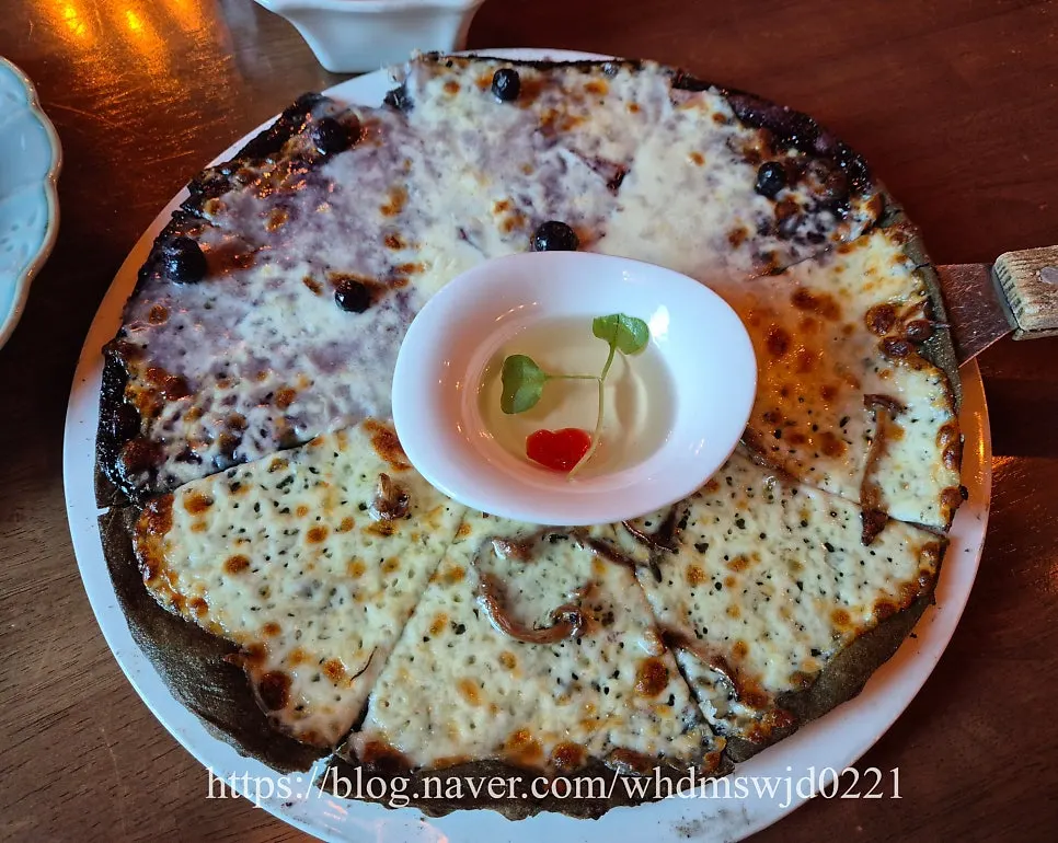 Blueberry and Gorgonzola half-and-half pizza